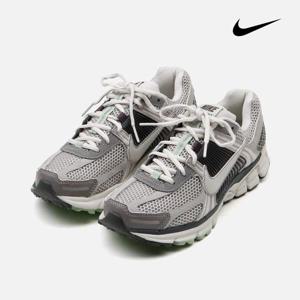 갤러리아_나이키 우먼스 줌 보메로 5 캐주얼 운동화 FB8825-001