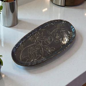 먹빛 꽃무늬 포인트 도자기 타원형 긴접시 플레이팅 접시