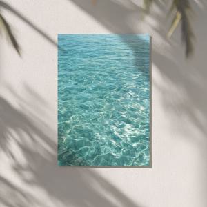 몰디브의 수면 - 반짝이는 윤슬을 담은 바다 포스터