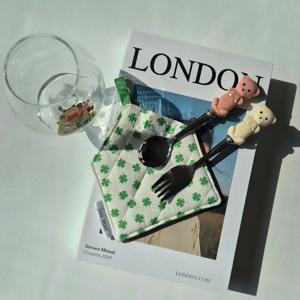 내 주방 속 작은 행운 한 수푼_클로버 빌리지 티코스터 겸 냄비받침