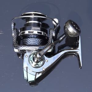 TEMU 고출력 합금 시트로 제작된 블랙 프린트 낚시 릴. 장거리 캐스팅을 위해 설계되었습니다. 부드러운 알루미늄 합금 바디와 30Kg의 드랙력, 메탈 풋이 특징입니다.