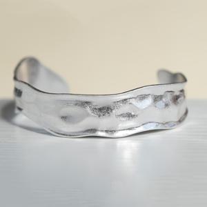 TEMU 이 빈티지 스타일의 무광 브레이슬릿은 고품질의 불규칙한 덴트 디자인을 특징으로 하며, 뛰어난 질감을 제공합니다. 넓은 표면과 해머 패턴으로, 여성에게 적합한 모임에 완벽한 액세서리입니다.