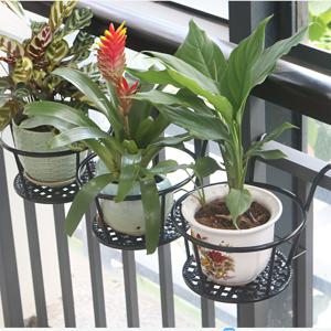 TEMU 3개의 철제 매달린 꽃병 랙, 꽃병 랙에 후크가 달린 꽃병 랙, 꽃병 컨테이너, 금속 식물 매달린 바구니 랙, 매달린 꽃 랙, 꽃병 컨테이너 액세서리, 꽃 랙 보관 랙, 울타리, 테라스, 발코니, 야외 식물, 둥근 철제 레일 발코니 쑥과 녹색 식물 꽃병 랙에 적합한 매달린 꽃병 랙