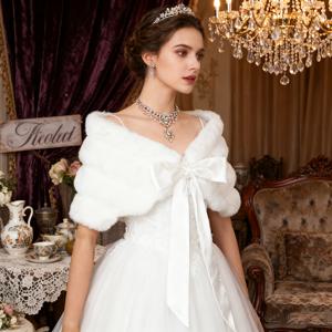 TEMU 빈티지 코트 스타일 레이스 웨딩 드레스 세트, 화이트 플러시 쇼울 및 크리에이티드 루비 주얼리 포함 - 우아하고 고급스러운 신부 웨딩 가운