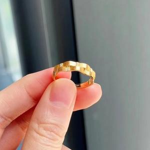 TEMU 여성을 위한 섬세한 골든 웨이브 반지. 가벼운 럭셔리 패션 디자인의 독특하고 스타일리시한 조절 가능한 반지입니다. 결혼식, 파티, 신학기, 추수감사절, 맥주 축제, 카니발과 같은 축제 행사에 완벽합니다.