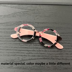 TEMU [2D 플랫] [2D 플랫] 안경 모양의 2D 플랫 아크릴 브로치, 수제 조립으로 색상 패턴이 랜덤하게 배치되어 있습니다.