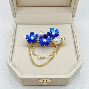 TEMU 여성을 위한 우아한 진주 브로치, 1개 18K 금도금 아연 합금 브로치 (모조 진주 꽃 및 체인 포함), 6가지 색상 옵션, , 파티, 휴일에 적합, 뒷면 버클, 내구성, 여성용 패셔너블 액세서리