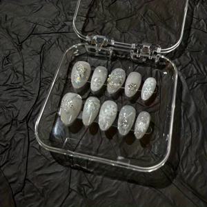 TEMU 10개입 겨울 휴일 매니큐어 키트 (고양이 눈, 눈꽃 디자인), 생생한 진주 라인스톤 장식으로 크리스마스에 완벽, 축제 분위기 연출, 고급스러운 고양이 눈 네일을 연출하는 휴일 시즌 아이템