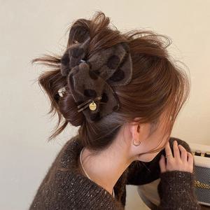 TEMU 1개 밀크 커피 무스 폴카 도트 삼각형 헤어 클로 플러시 상어 클립, 업두용 부드러운 대형 헤어 액세서리 여성용