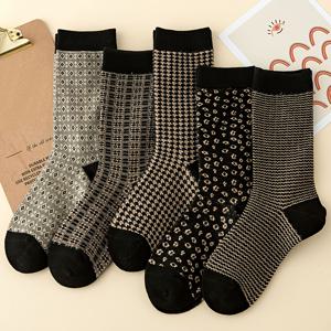 TEMU 5켤레 여성용 미드 카프 양말, 트렌디하고 스타일리시한 블랙 레트로 우아한 기하학적 패턴이 특징입니다. 가볍고 속건성으로 봄, 가을에 디자인되었습니다.