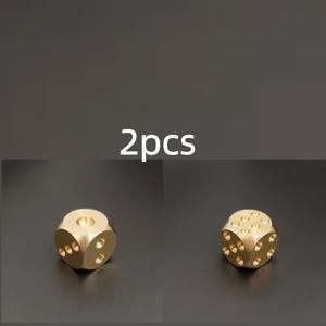 TEMU 황동으로 제작된 세련된 주사위 2개 세트 - 정교하게 디자인되어 보드 게임, 펍, 노래방에 적합 - 옐로우 색상, 테이블탑 게임에 적합, 메탈 작업, 바 주인 및 게이밍 팬에게 적합