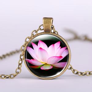 TEMU 화려한 패턴이 특징인 갈색 금속과 유리 인레이가 있는 포장 1개, 검은색 배경에 피어나는 분홍색 연꽃이 있는 클래식 체인 목걸이, 아름답고 우아하며 고요하고 조화로운 패턴 디자인을 자랑합니다. 여성을 위한 스웨터 체인 목걸이 선물, 빈티지 파티와 결혼식에 완벽합니다. 저녁 식사나 모임을 위한 드레스업 선물로 이상적입니다.