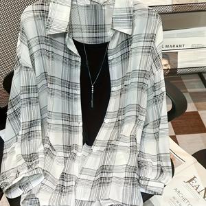 TEMU 플러스 사이즈 - 플러스 사이즈 - 이 우아한 오버사이즈 여성 캐주얼 칼리지 스타일 셔츠는 프린트된 드롭 숄더 디자인과 곡선형 밑단을 특징으로 합니다. 가볍고 넉넉한 핏을 갖춘 제품입니다.