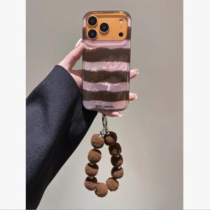 TEMU 휴대폰 케이스 - 가을, 겨울 시즌을 위한 레트로 스타일 휴대폰 케이스. 연꽃 뿌리 핑크 & 브라운 디자인, 브라운 팔찌 포함. 17, 17 Air, 17 Pro, 17 Pro Max, 16, 11, 13, 15, 15 Plus 등 다양한 아이폰과 호환됩니다.