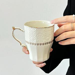 TEMU 유럽 스타일 엠보싱 화이트 세라믹 머그 1개, 금색 테두리와 손잡이 포함, 커피 컵, 아침 식사용 우유컵, 가정용 오후 티타임 라떼 아트 컵, 주스 음료컵, 커플용 물컵, 크리스마스 휴일 선물, 가족과 친구를 위한 선물