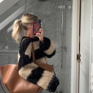 TEMU 블랙 앤 화이트 혼합 컬러 디자인의 라운드넥 슬림핏 스웨터입니다. 긴 소매로 따뜻함과 편안함을 제공하며, 부드러운 플러시 질감은 피부에 부드러워 여행 및 직장에 적합합니다.