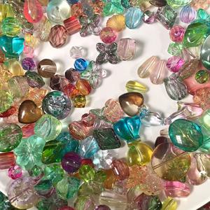 TEMU 30G 팩, 세 가지 그라데이션 색상의 비즈 모음. 유리처럼 보이며, 랜덤으로 혼합되었습니다. 목걸이, 휴대폰 스트랩, 장식용 비즈 제작에 적합합니다.