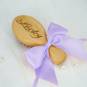 TEMU 자연산 대나무로 제작된 맞춤 헤어브러쉬 1개. 엉킴 방지용으로 디자인되었으며, 에어 쿠션 빗과 두피 마사지 기능이 있습니다. 이름 또는 초성을 레이저 조각 가능하며, 리본 리본이 함께 제공되어 결혼식, 신부 들러리를 위한 완벽한 선물입니다.