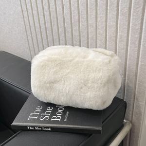 TEMU 여행 및 학생용으로 디자인된 사랑스러운 플러시 화장품 파우치. 메이크업 보관에 완벽하며, 아늑하고 푹신한 정리함으로도 사용할 수 있는 메이크업 가방입니다.