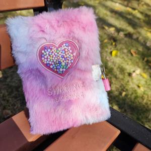 TEMU 귀여운 하트 모양 비즈 잠금 노트북, 플러시 소재로 제작되어 개인 다이어리로 사용 가능. 여행 기록을 위한 휴대성이 뛰어나며, 빈티지한 부드러운 색조가 특징입니다.