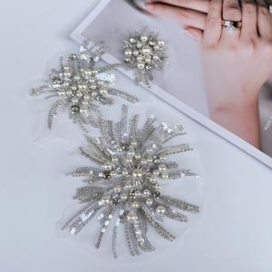 TEMU 화려한 불꽃놀이 모양의 크고 넉넉한 패치. 메시 바탕에 자수와 비즈가 장식되어 있으며, 웨딩 드레스, 무대 의상, 가방, 커튼의 장식에 이상적입니다. 프로젝트용으로 수공예로 제작되었습니다.