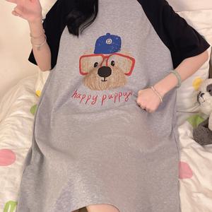 TEMU 탈착식 가슴 패드가 있는 만화 강아지 잠옷 드레스. 여성용 여름 반팔 잠옷, 미디엄 길이, 루즈하고 캐주얼한 스타일. 둥근 넥과 귀여운 만화 강아지 패턴이 특징이며 시원하고 사랑스러운 룩을 연출합니다. 홈웨어로 적합합니다.