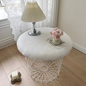 TEMU 원피스 인조 토끼 플러시 소재 라운드 홈 데코 매트, 폭신하고 부드러운 고품질 폴리에스터 플러시, 침실 카펫, 나이트스탠드 매트, 책상 디스플레이 패드, 플러시 의자 쿠션 등에 적합