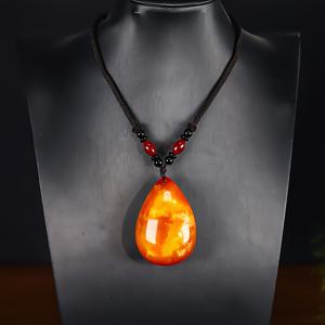 TEMU 매우 자연스러운 앰버 펜던트 목걸이 - 남녀공용 허니 왁스 스웨터 체인, 블랙 비즈와 레드 액센트가 특징이며, 밝은 노란색 마블 스톤 패턴이 특징이며, 캐주얼 웨어, 파티 및 선물용으로 완벽합니다.