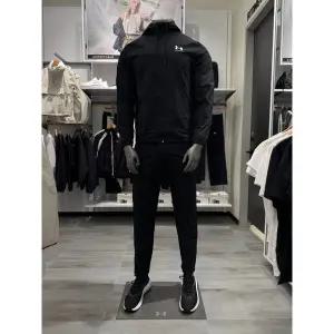 [언더아머](대전신세계) 남성 UA 라이벌 우븐 윈드브레이커 바람막이 팬츠 세트 1390149-1390150