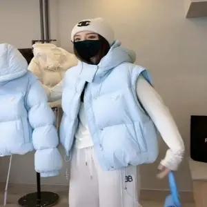 여성 ST04EZ72 3컬러 폼폼 소매 탈부착 후드 패딩조끼 겸 점퍼