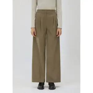 [백화점 정품] 리스트 뒷 밴딩 투턱 와이드 팬츠 TWWSLO82230