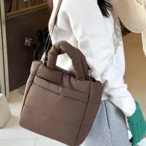 크로스백 패션 가벼운 디자인 스타일 데일리