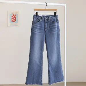 [잇수다] 팀버트 컷팅 부츠컷 중청 데님 팬츠