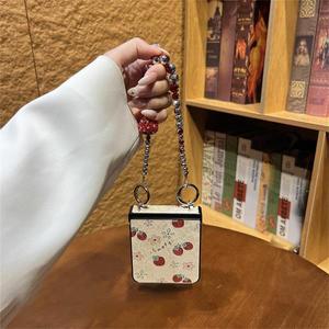 귀여운 꽃무늬 폰 케이스 글리터 딸기 시계줄 체인 포함 삼성 갤럭시 Z 플립 7 백 커버