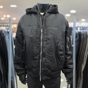 [모다아울렛][레노마 옴므]SS 블랙 간절기 투웨이 후드 항공 점퍼 PEMBU01_BP