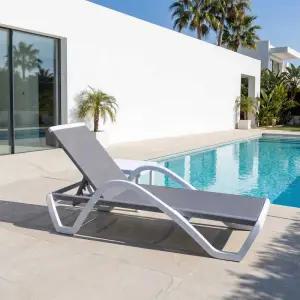 북유럽 야외 플라스틱 메쉬 썬베드 의자 비치 수영장 소파 체어 팔걸이 호텔 펜션 워터파크