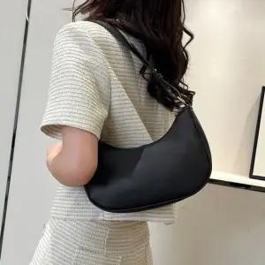 여성 숄더백 반달백 출근룩 데이트룩 호보백 2컬러 미니숄더백 가죽호보백