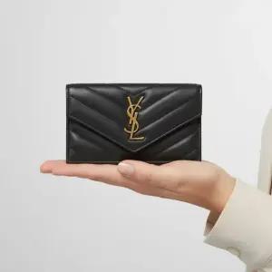 FW25 여성 카산드라 플랩 지갑 612808 AAA44 1997