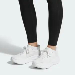 호카 HOKA 본디 9 여성 러닝화 1162012 WWH 발볼B)