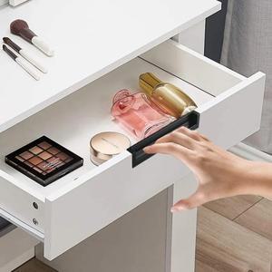 캐비닛 주방 숨겨진 서랍은 가구용 마운트 도어 핸들을 당깁니다. 손잡이 및 내장형