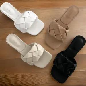 [신상오픈런]여성 플랫 사각앞코 위빙 디자인 뮬 샌들 (32456261)