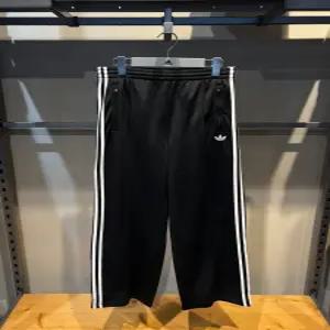 아디다스 파이어버드 루즈 트랙 팬츠 (KD7976) Black