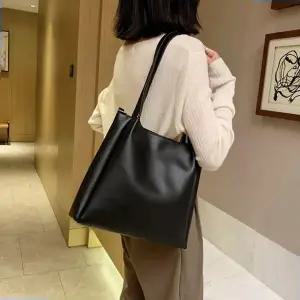 30대코디 깔끔한 디자인 데일리 무지 심플 여성 크로스백