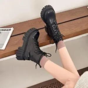 여성 데일리 스트릿 레이스업 통굽 워커 부츠
