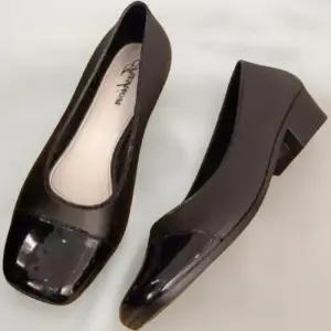 [신상오픈런]20대 여성 에나멜 광택 사각 앞코 로우 힐 플랫슈즈 (41316272)