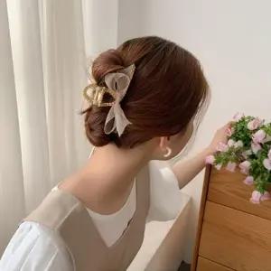 [신상오픈런]꼬임 메탈집게핀 발레코어 여성스러운 쉬폰리본 머리핀 (30488705)