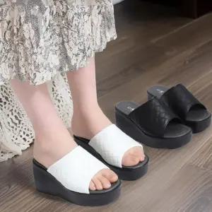 [신상오픈런]여성 사무실 키높이 퀼팅 디자인 가죽 플랫폼 중간 굽 샌들 (32331270)