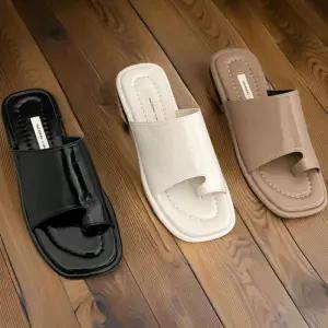 [신상오픈런]여성용 여름 발가락 슬리퍼 낮은굽 유광 가죽 샌들 (32331302)