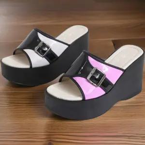 [신상오픈런]여성용 에나멜 슬리퍼 사각 버클 트임 통굽 샌들 (32331283)