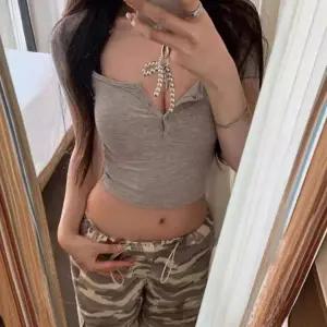 버튼 크롭 여성 U넥 티셔츠 배꼽티 슬림핏 반팔 여름